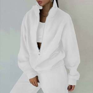 I-0639 Ensemble de survêtement imprimé pour femme, chaud, à manches longues, décontracté, avec crop top à capuche et pantalon de jogging, logo frontal, vêtements de sport, vente en gros - Product Image 3