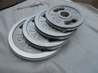 Les usines vendent des plaques de poids en fonte calibrée de haute qualité à bas prix, conformes aux normes pour le diamètre, durables et anticorrosion.
