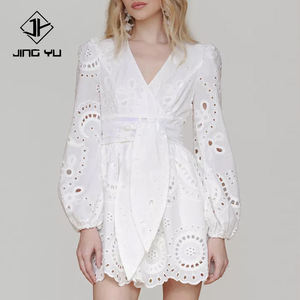 Vestido Mini de Rayón de Alta Calidad, Diseño Personalizado OEM, Elegante y Moderno, con Cuello Cruzado y Aberturas, Manga Larga - Product Image 3