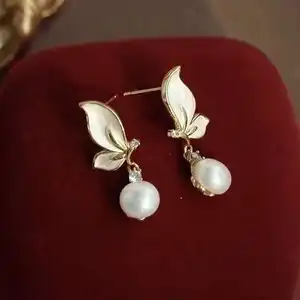 Pendientes de mariposa cepillados al por mayor, pendientes de perlas de agua dulce tipo pan para niñas, pendientes de perlas S925, aguja de plata Natural