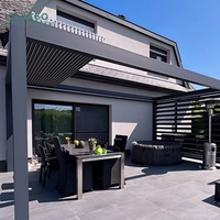 Pergola bioclimatique motorisée avec structure en aluminium, lames résistantes au soleil, commande à distance, idéale pour un usage résidentiel et commercial