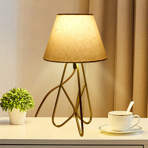 Petite <span class=keywords><strong>lampe</strong></span> de table Base en céramique de style français avec abat-jour en tissu Parfait pour les tables de chevet de la chambre et les tables d'appoint confortables - Product Image 2