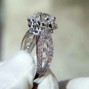 Anillo de Compromiso de Lujo Moderno con Incrustaciones de Cobre y Circonio, Diseño Floral, Plateado, con Banda Intrincada, para Joyería Nupcial - Product Image 3