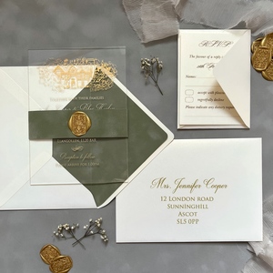 Juego de Invitaciones de Boda de Acrílico Verde Salvia de Lujo con Impresión en Dorado, Invitación Transparente Personalizada con Sello de Cera y RSVP - Product Image 1
