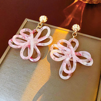 Anting-anting Gaya Metalik Modis yang Laris Manis, dengan Nuansa Mewah dan High-end