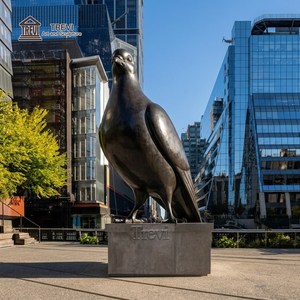 Grande statue de pigeon en bronze coulé TREVI |   Sculpture d'oiseau de style moderne et monumental pour place urbaine et installation d'art public - Product Image 1