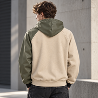 Veste décontractée streetwear pour homme OEM ODM en suède et polaire, avec capuche, fermeture éclair intégrale, manches contrastantes et patch appliqué, coupe ample