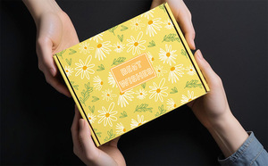 Nouveau Coffret Cadeau d'Anniversaire pour Femme : Bougie d'Aromathérapie en Cire de Soja, Savon, Bain de Verre et Articles Faits Main - Product Image 6