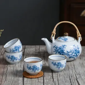 Set da tè cinese in porcellana blu e bianca dipinto a mano con motivo a fiori di prugna Set di teiere e tazze in ceramica