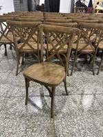 Vente en gros de chaise à dossier croisé en résine brune pour banquet d'hôtel pour fête