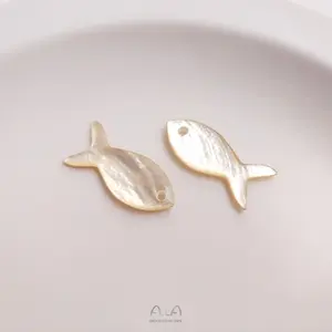 卸売天然シングルホール魚形貝殻ホワイトシェルチャームペンダント手作りDIYアクセサリー