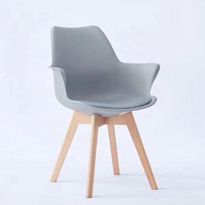 Offres Spéciales production <span class=keywords><strong>de</strong></span> haute qualité <span class=keywords><strong>de</strong></span> chaises <span class=keywords><strong>de</strong></span> salle à manger en <span class=keywords><strong>plastique</strong></span> avec pieds en bois <span class=keywords><strong>fauteuil</strong></span> accoudoir ensemble en vente - Product Image 1