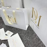 Sac shopping élégant en papier blanc avec logo personnalisé en feuille d'or, poignée en ruban robuste, sac cadeau pour bijoux, mode et vente au détail haut de gamme