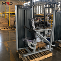 Máquina comercial de tríplice cabezal con selector para ejercicios de fuerza de brazos, ideal para gimnasios y clubes de fitness.