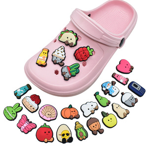 Nouvelle Série Jelly Cat en Promotion : Accessoires en Caoutchouc pour Chaussures et Boucles, Disponibles en Stock - Product Image 3