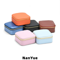Boîte à bijoux carrée multifonctionnelle en cuir PU avec fermeture éclair, mini boîte de rangement portable pour bagues, boucles d'oreilles, colliers, personnalisable avec logo