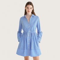 Robe mini femme personnalisée en gros, bleue et blanche à rayures, col chemise, manches longues, boutonnée sur le devant, ceinturée, poches latérales, coupe évasée