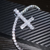 Pendentif Croix Inversée Hip Hop en Laiton Plaqué Or avec Zircons Carrés Taille Princesse et Diamants Iced Out