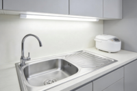Évier de cuisine moderne en acier inoxydable EVIS SS201 à cuve unique 90x50 avec égouttoir, installation encastrée ou surélevée