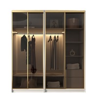 Armoire moderne minimaliste autoportante avec portes coulissantes en verre et poignées en métal léger pour chambre à coucher