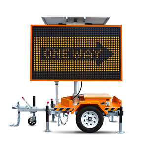 Panneau de signalisation routière mobile à LED à gradation automatique, alimenté par énergie solaire, monté sur remorque, étanche, à message variable - Product Image 1
