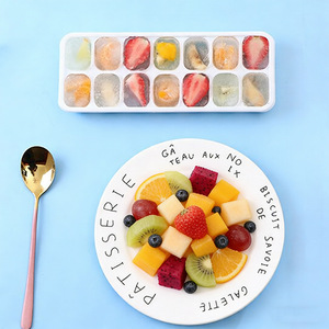 ถาดน้ำแข็ง 14 ช่องพร้อมฝาปิด ฐานนุ่มวางซ้อนกันได้ สำหรับใช้ในครอบครัว รูปทรงสี่เหลี่ยม ปลอดภัยสำหรับช่องแช่แข็ง - Product Image 4