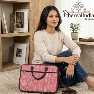 Bolso para portátil rosa con estampado a mano, de algodón, para oficina, con asa de regazo y correa. - Product Image 3
