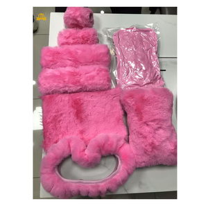 Accessoires d'intérieur de voiture en gros <span class=keywords><strong>Couvre</strong></span>-<span class=keywords><strong>volant</strong></span> <span class=keywords><strong>rose</strong></span> Épaulettes Coussin d'accoudoir <span class=keywords><strong>Couvre</strong></span>-<span class=keywords><strong>volant</strong></span> en <span class=keywords><strong>fourrure</strong></span> de haute qualité - Product Image 1
