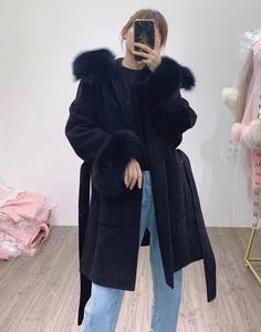 <span class=keywords><strong>Cappotto</strong></span> Invernale di Lusso da Donna in Lana e Cashmere <span class=keywords><strong>con</strong></span> Cappuccio Bordato in <span class=keywords><strong>Pelliccia</strong></span> di Volpe e Polsini in <span class=keywords><strong>Pelliccia</strong></span> - Product Image 6