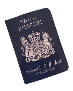 Invitations de mariage personnalisées bon marché en bleu marine avec motif passeport et cartes d'invitation personnalisées avec code QR - Product Image 6