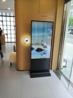 Reproductor de Publicidad LCD de Alta Luminosidad con Soporte de Pie, Antideslumbrante, Impermeable, Señalización Digital con Carcasa Personalizada para Áreas Públicas