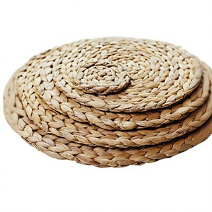 Set de table rond en jacinthe d'eau à texture naturelle, tissé à la main, isolant thermique, anti-brûlure, teinté en nuance foncée - Product Image 1