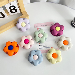 ที่วางโทรศัพท์แบบแม่เหล็กยืดหดได้ ลายการ์ตูนดอกไม้ น่ารักสำหรับสาวๆ - Product Image 2