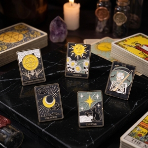 Broche en émail Gothique <span class=keywords><strong>Tarot</strong></span> Soleil Lune Étoile Squelette <span class=keywords><strong>Mort</strong></span> Carte de <span class=keywords><strong>Tarot</strong></span> Épingle de revers Badge en métal Vêtements Bijoux Mystiques Vente en gros - Product Image 2