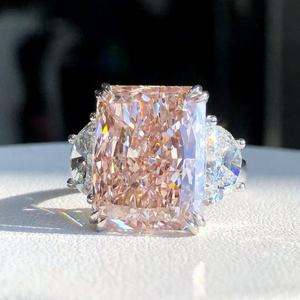 Anello di Fidanzamento con Tre Pietre di Diamanti Rosa Sintetici Taglio Radiant da 1ct e 10ct Certificati IGI, <span class=keywords><strong>in</strong></span> <span class=keywords><strong>Oro</strong></span> <span class=keywords><strong>Bianco</strong></span> 18K - Product Image 2