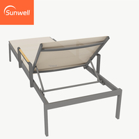 Chaises longues de luxe en aluminium empilables, légères, avec accoudoirs en bois de teck pour les projets commerciaux à Dubaï et en Thaïlande