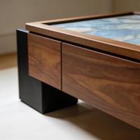 Table basse décorative de luxe avec plateau bleu texturé, cadre en bois, pieds noirs en bloc, table d'appoint contemporaine
