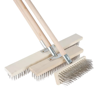 Brosse métallique à long manche en acier inoxydable pour le nettoyage des cours, des piscines, des sols en ciment, l'élimination du mousse et des saletés tenaces