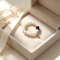 Großhandel Eleganter Weißer Runder Perlen-Elastikring, Mattschwarzer Block-Dekor Stretch-Perlenring Damen Einfaches Tägliches Accessoire
