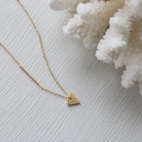 Collier Pendentif Triangle Porte-Bonheur Chic et Minimaliste en Acier Inoxydable Plaqué Or 18K – Cadeau Idéal Bijoux Goodluck