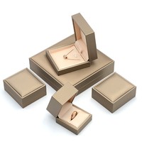Boîte à bijoux rectangulaire carrée en cuir PU noir brossé haut de gamme personnalisable par le fabricant pour l'emballage de bagues, pendentifs et colliers