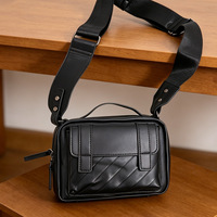Sac bandoulière de luxe en cuir PU à logo personnalisé en relief, style streetwear, avec surpiqûres diagonales, pour homme, double usage, sac messager et sac à main