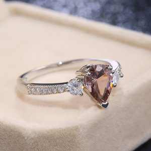 Anello F180 in Moissanite Taglio a Pera, Fede Nuziale in Argento 925, Gioiello da Donna con Incastonatura a Pavé, Forma a Goccia d'Acqua - Product Image 4