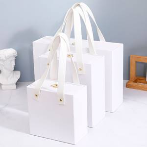 Boîte cadeau à tiroir en carton avec lamination mate et gaufrage, avec poignée, pour crème pour le visage, vernis à ongles, huile - Product Image 5