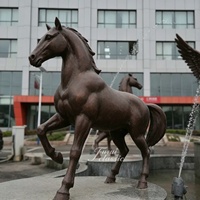 Sculpture de cheval en fibre de verre peinte à la main, finition antique, statue de Pégase ailé Furuiclassic pour aménagement paysager de parc urbain