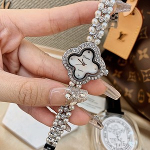 Reloj de Pulsera de Alta Gama con Diamantes y Perlas | Reloj de Pulsera Premium con Perlas de <span class=keywords><strong>Cuatro</strong></span> Hojas de las Mejores Fábricas |   Servicio de Logotipo Personalizado VS/PPF/APS/C - Product Image 1