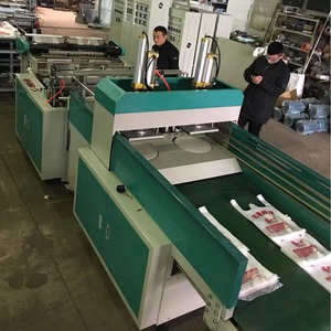 Máquina para hacer bolsas Hongtong RHT-500X4 500*4 para bolsas de camiseta de plástico para mercados de agricultores y supermercados - Product Image 2