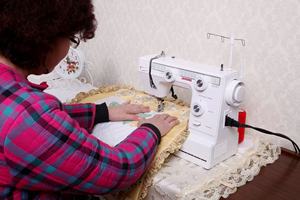 Máquina de Coser Janome 392, Sistema Eléctrico Versátil para Confección y Manualidades, Ideal para Principiantes y Artistas, en Oferta - Product Image 2