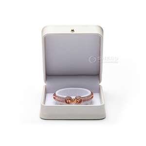 Caja de Embalaje de Joyería Blanca con Logotipo Personalizado, Caja de Regalo de Piel Sintética para Anillos y Collares - Product Image 4