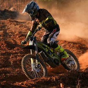 Moto tout-terrain électrique Surron LBX 2026, 8000W, batterie lithium 60V 40Ah, étanche, commande par application, 50 mph, vélo électrique enduro puissant - Product Image 5